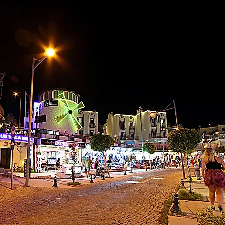 Sky Vela & Отель 3*